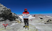 اهتزاز پرچم دانشگاه علوم پزشکی ایران بر فراز قله دماوند