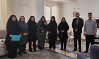 مسئولین شبکه بهداشت و درمان شهریار با خانواد شهید شاه‌حسینی دیدار کردند