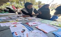 برپایی میز خدمت جوانی جمعیت و سلامت خانواده در مصلی نماز جمعه رباط‌کریم