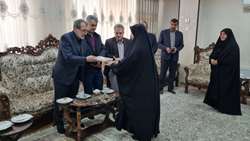 دیدار مسئولان دانشگاه علوم پزشکی ایران با همسر شهید جنگ رمضان «حسین رضایی»