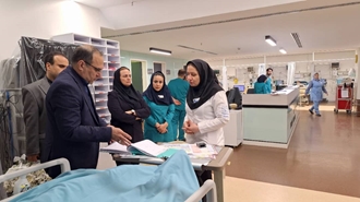 عیادت رئیس دانشگاه علوم پزشکی ایران از صابر کاظمی در بیمارستان پیامبران
