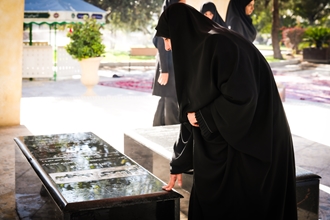 غبارروبی مزار شهدای گمنام دانشگاه علوم پزشکی ایران 