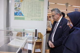  بازدید رییس دانشگاه آلتین باش ترکیه از کتابخانه مرکزی و آزمایشگاه جامع دانشگاه ایران