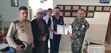 تجلیل فرمانده مرکز آموزش ۰۲ شهید انشایی نزاجا از کادر درمان بیمارستان فاطمه‌الزهرا (س)
