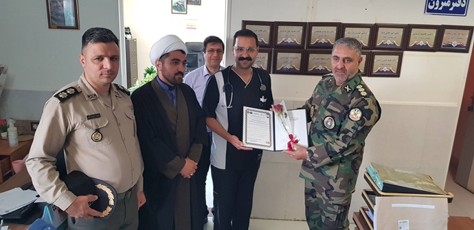 تجلیل فرمانده مرکز آموزش ۰۲ شهید انشایی نزاجا از کادر درمان بیمارستان فاطمه‌الزهرا (س)