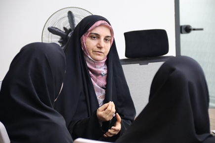 از بازداشتگاه پاریس تا جمع صمیمی در دانشگاه علوم پزشکی ایران؛ روایت ۲۷۰ روز مقاومت مهدیه اسفندیاری