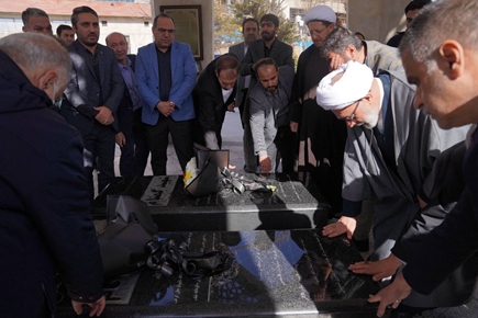 غبارروبی مزار شهدای گمنام دانشگاه علوم پزشکی ایران به مناسبت آغاز دهه فجر