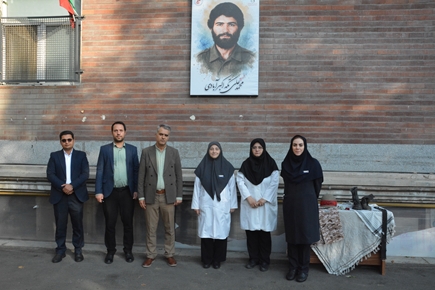 رونمایی از تابلوی یادمان شهید محمدعلی تکه اکبرآبادی در بیمارستان حمایت مادران شهید اکبرآبادی